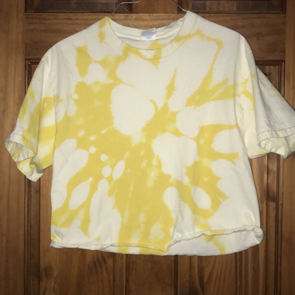 Yellow and white cropped tie dye tee